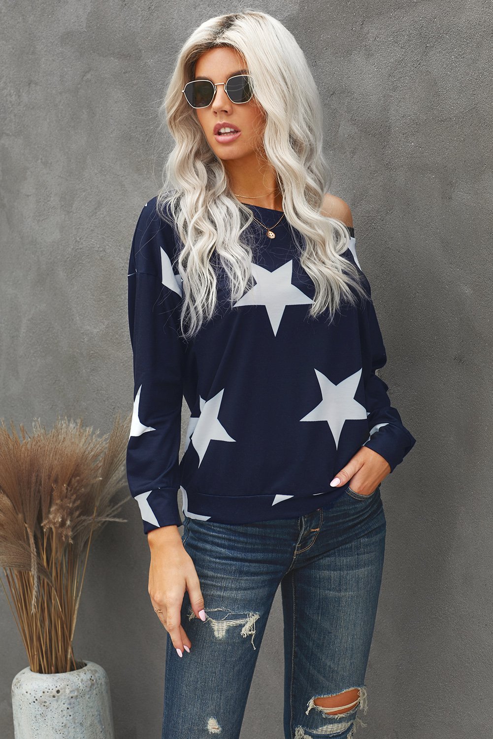 Fashionable black sweatshirt with a five-pointed star print, featuring a round neck and relaxed fit, suitable for modern ladies and teenagers.