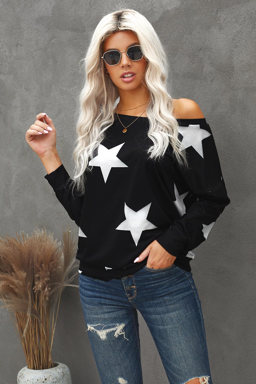 Fashionable black sweatshirt with a five-pointed star print, featuring a round neck and relaxed fit, suitable for modern ladies and teenagers.