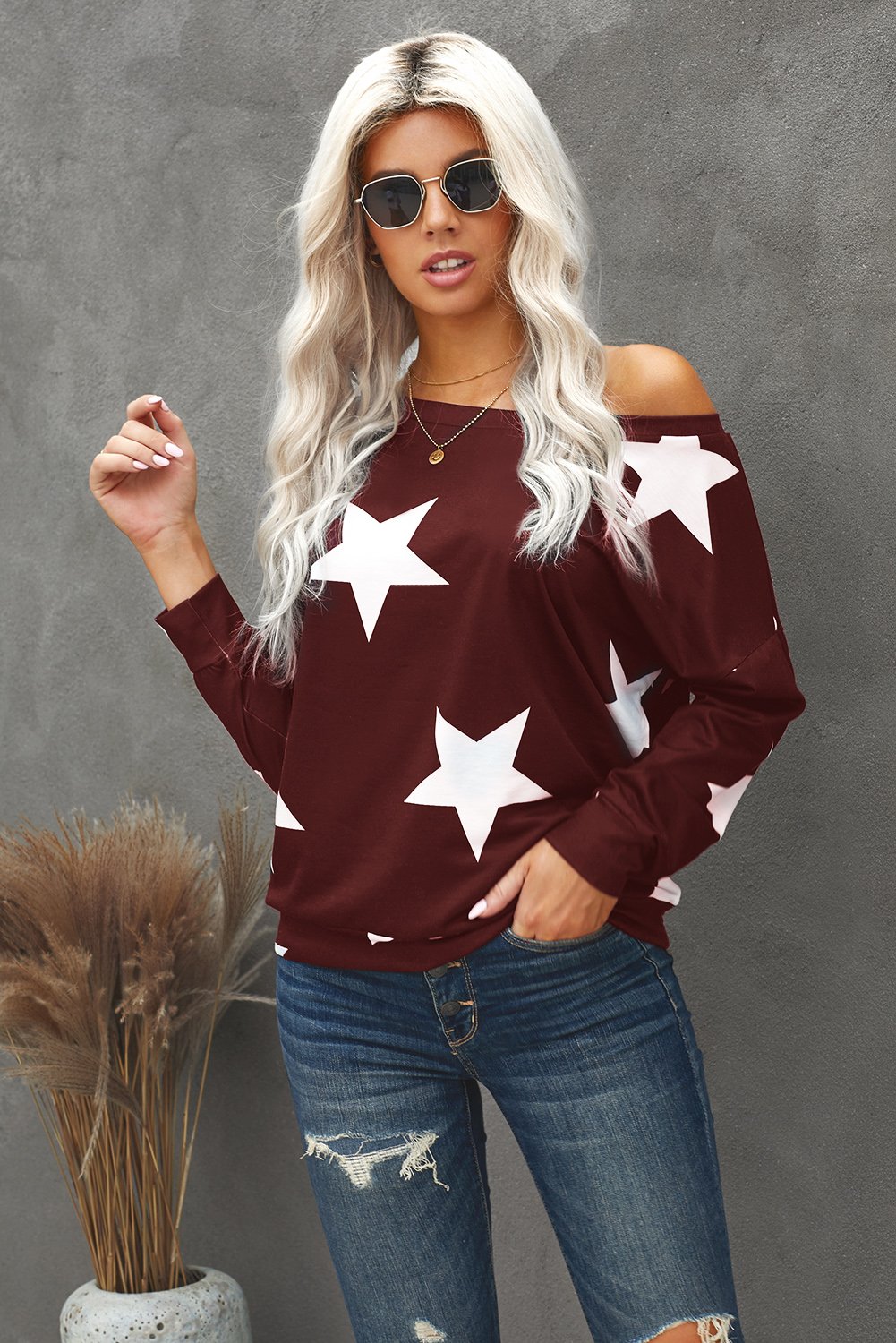 Fashionable black sweatshirt with a five-pointed star print, featuring a round neck and relaxed fit, suitable for modern ladies and teenagers.