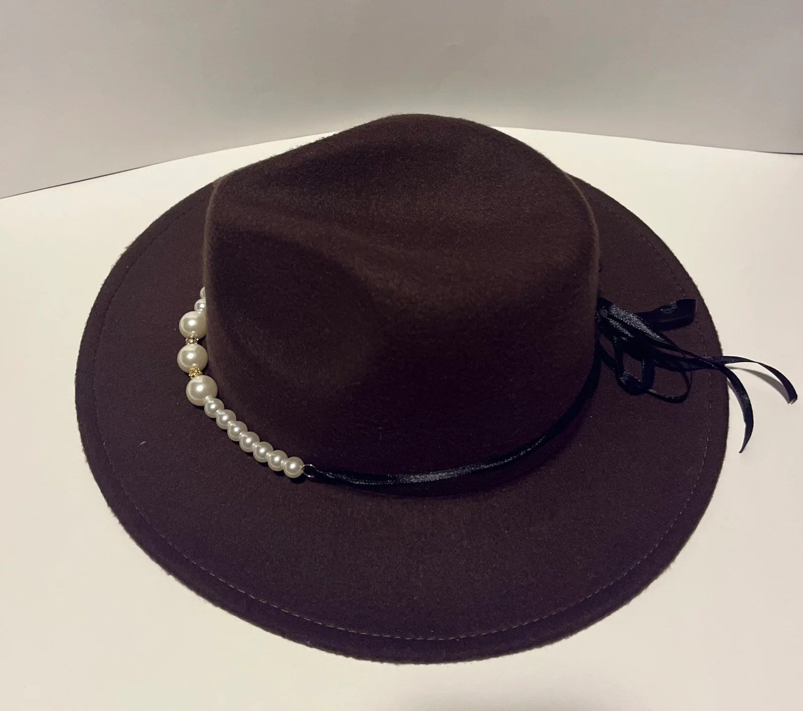 Fashion Pearl Top Hat Wool Jazz Cap with pearl embellishments and wide brim, suitable for autumn and winter wear.