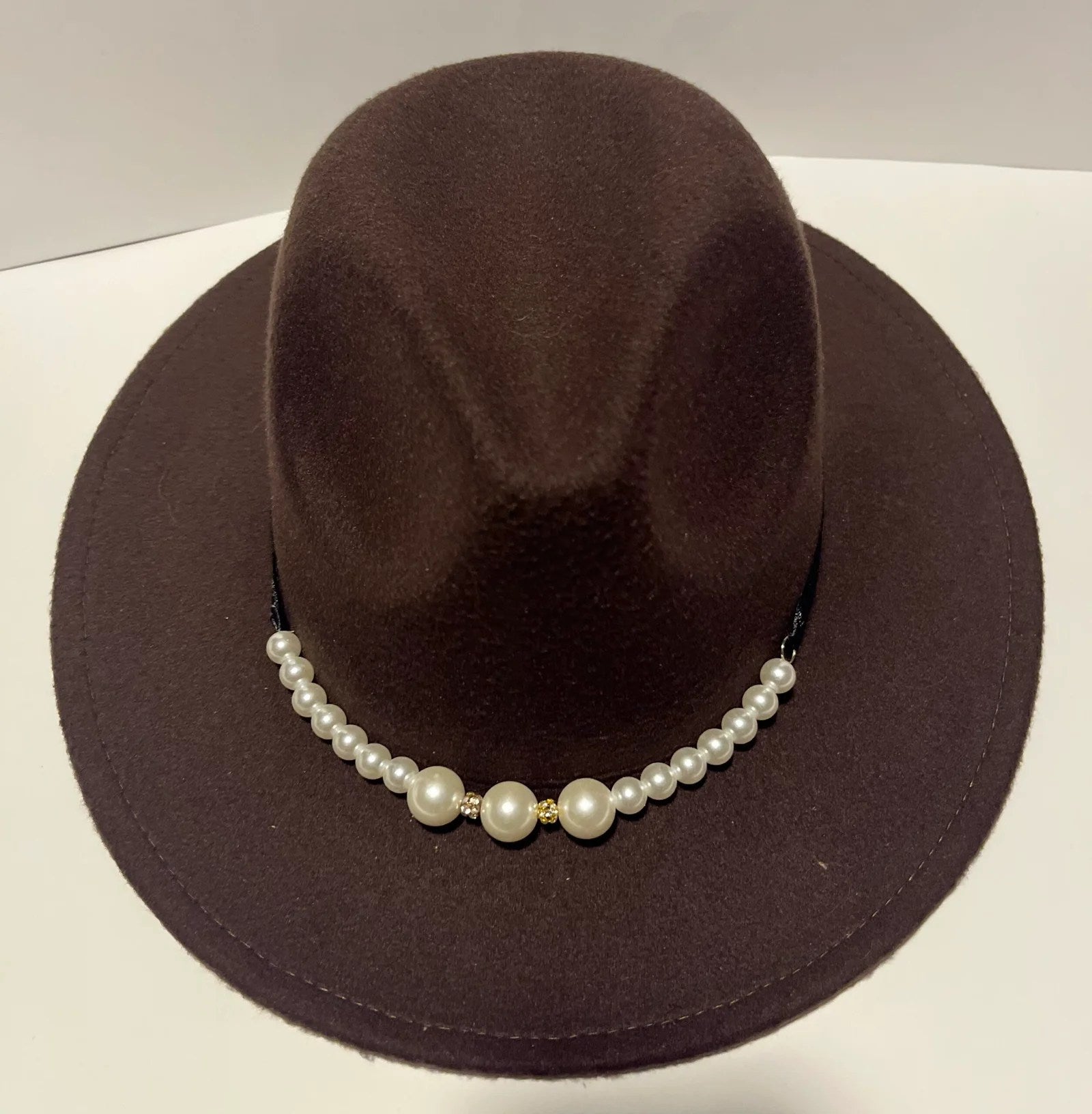 Fashion Pearl Top Hat Wool Jazz Cap with pearl embellishments and wide brim, suitable for autumn and winter wear.