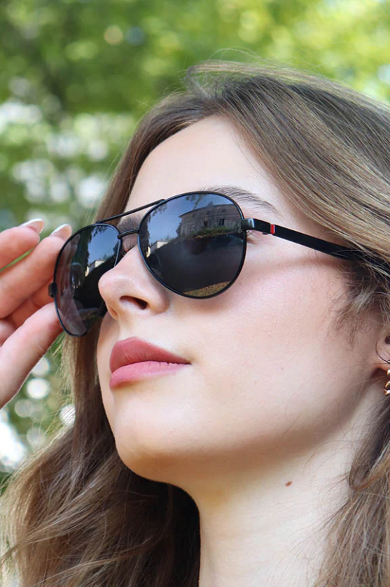 Black fashion sunglasses ART20 with scratch-resistant lenses, made from durable polycarbonate material.