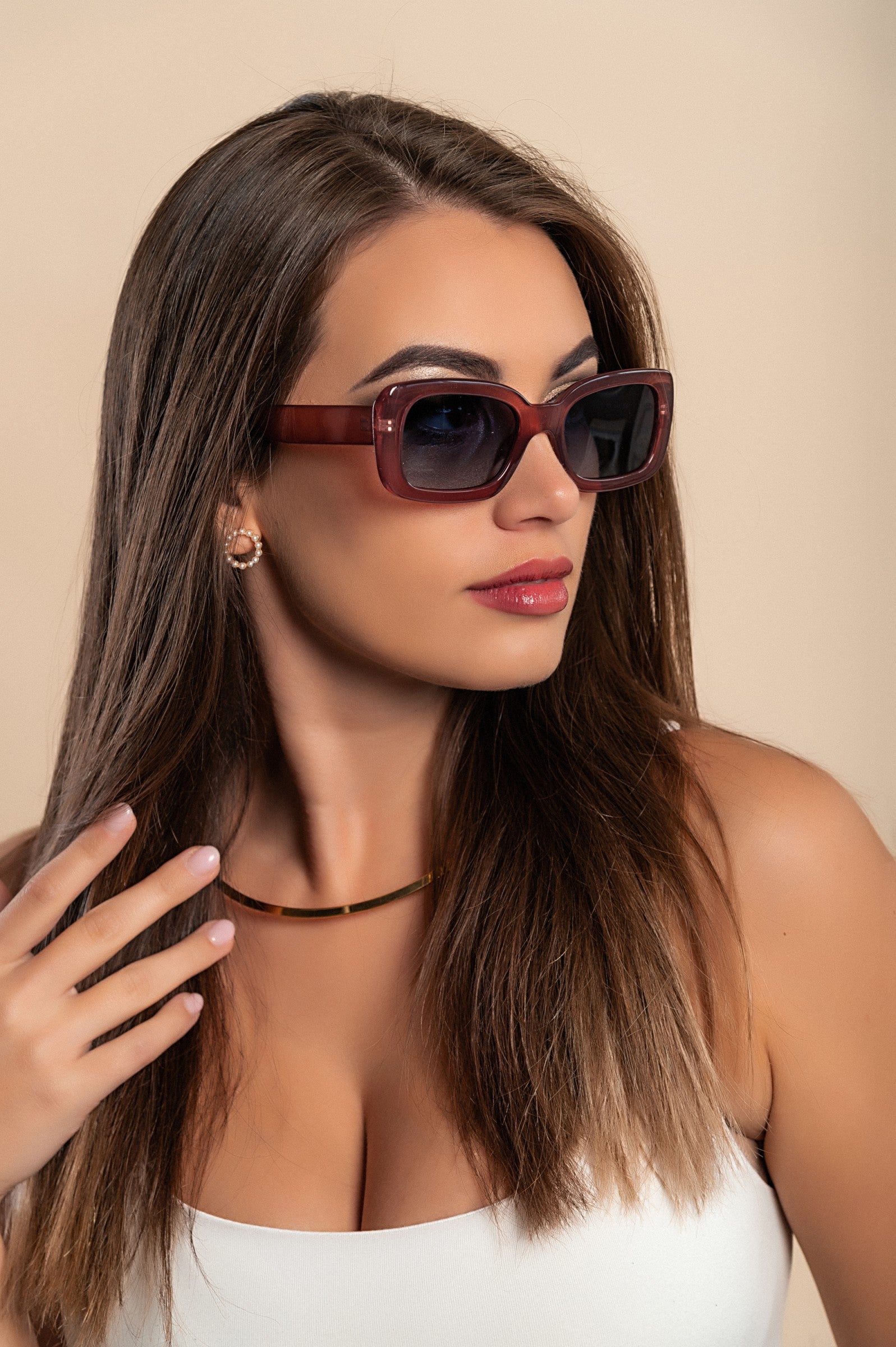 Burgundy ART9 fashion sunglasses with scratch-resistant lenses, showcasing a modern design.