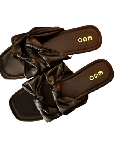 A pair of stylish Fashion Women's Flat Sandals in a trendy design, showcasing their lightweight and comfortable features.