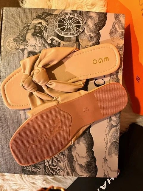 A pair of stylish Fashion Women's Flat Sandals in a trendy design, showcasing their lightweight and comfortable features.