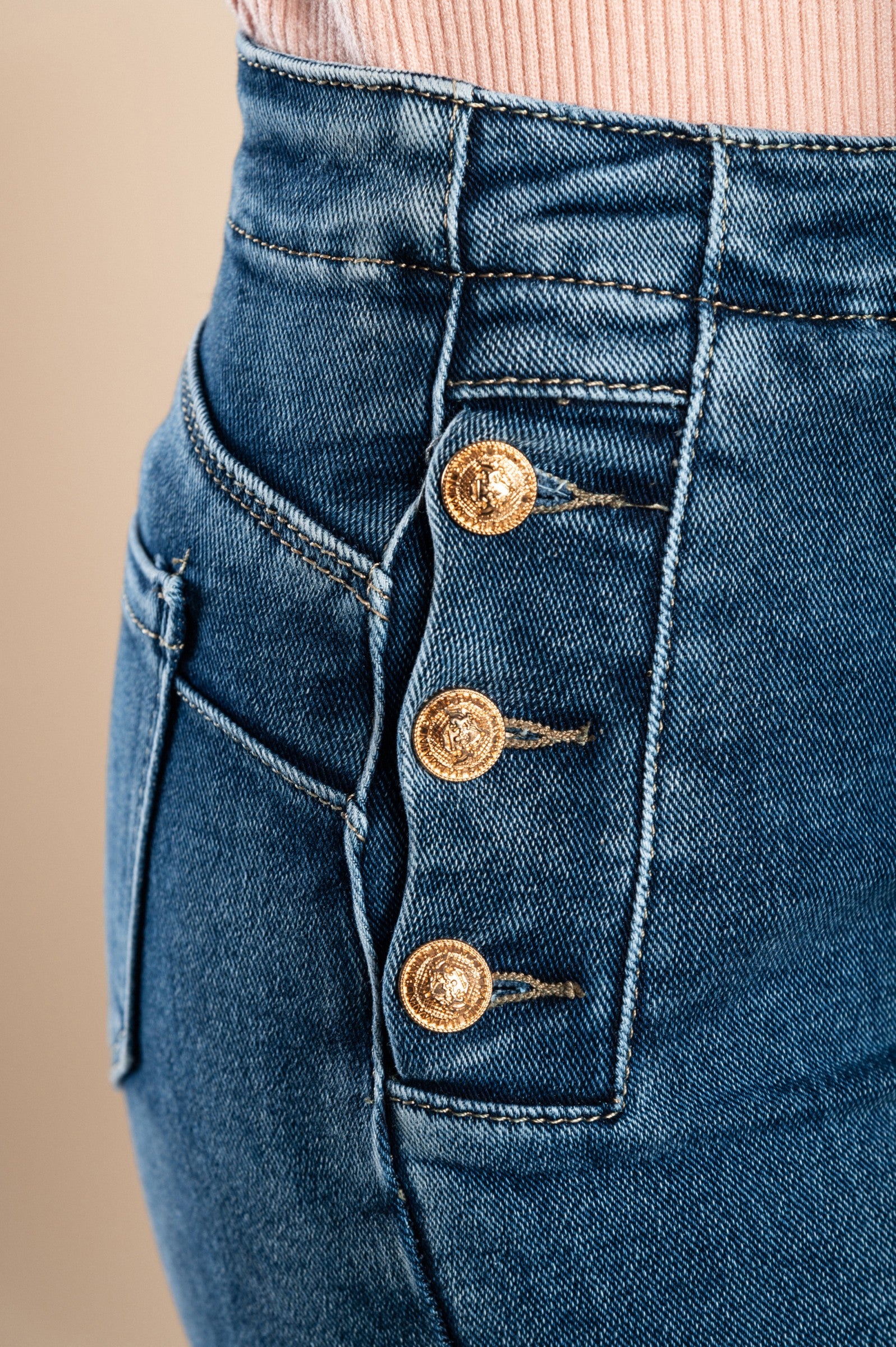 Flared jeans Bera in blue featuring decorative buttons and back pockets, made from high-quality elastic fabric.