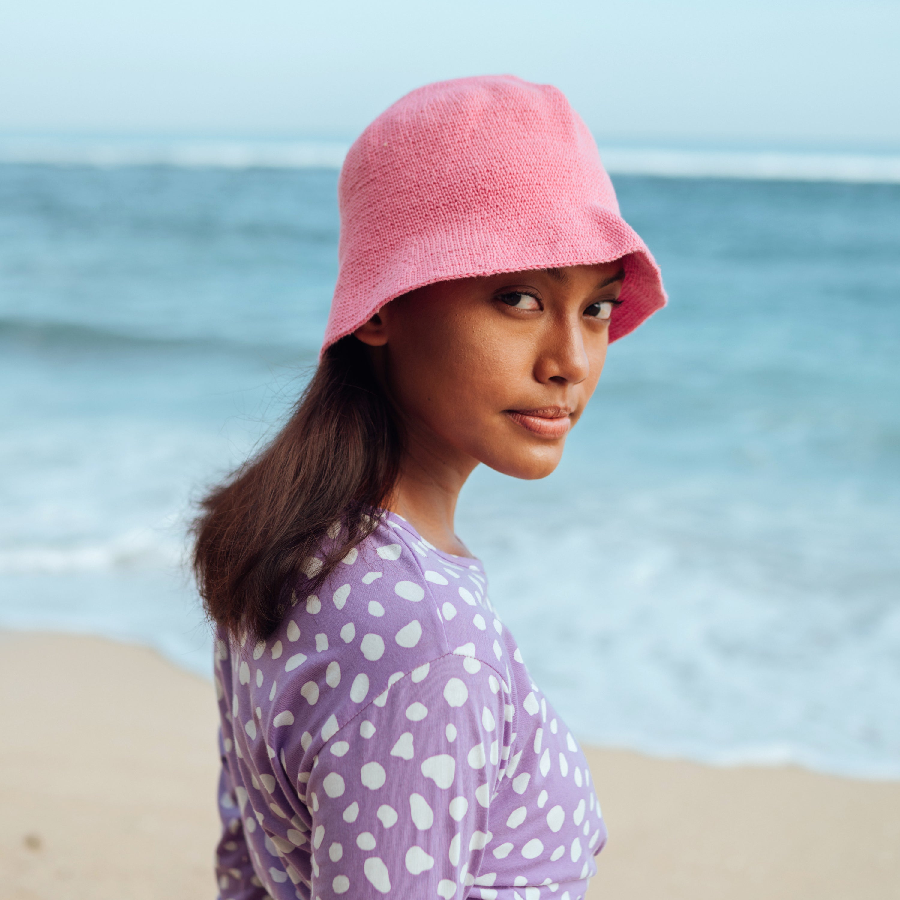 FLORETTE Crochet Bucket Hat in Pink, handcrafted from soft cotton yarn, featuring a flexible fit and stylish design.