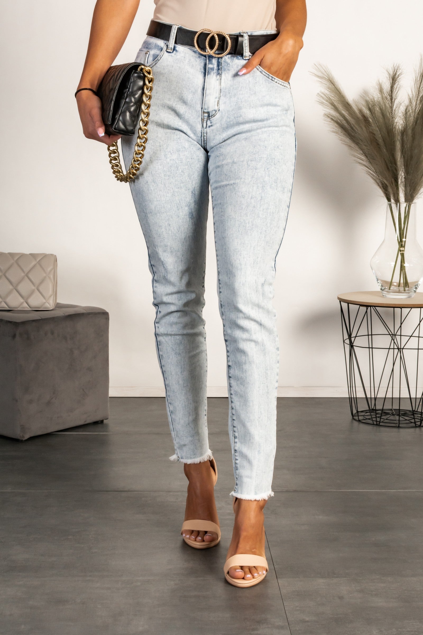 Frayed Hem Skinny Jeans Filippa in Light Blue, showcasing a stylish slim fit with a frayed hem and pockets.