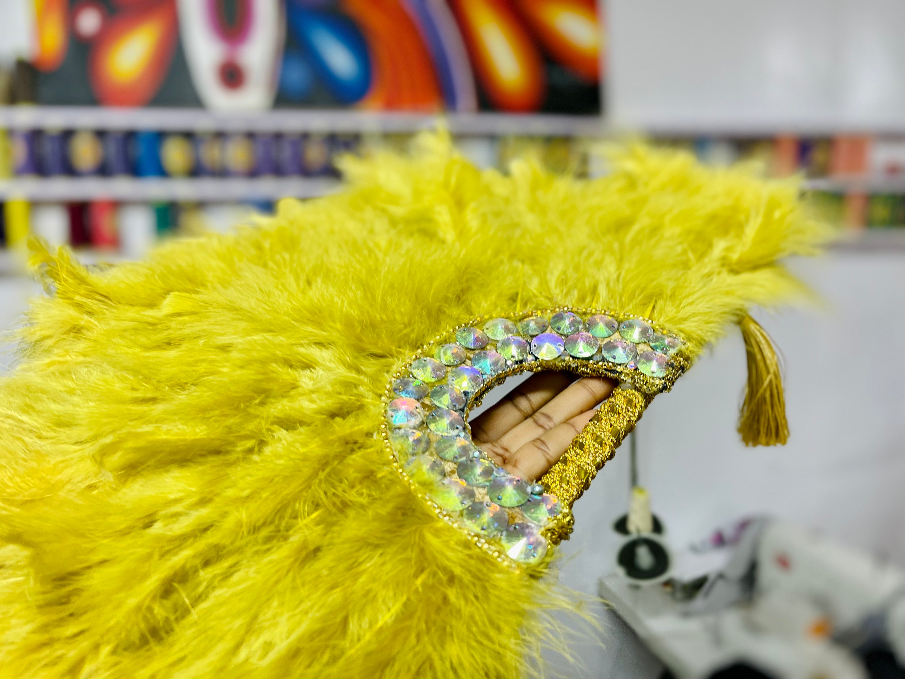 Elegant Furry feather hand fan for brides, featuring soft feathers and customizable colors, perfect for wedding accessories.