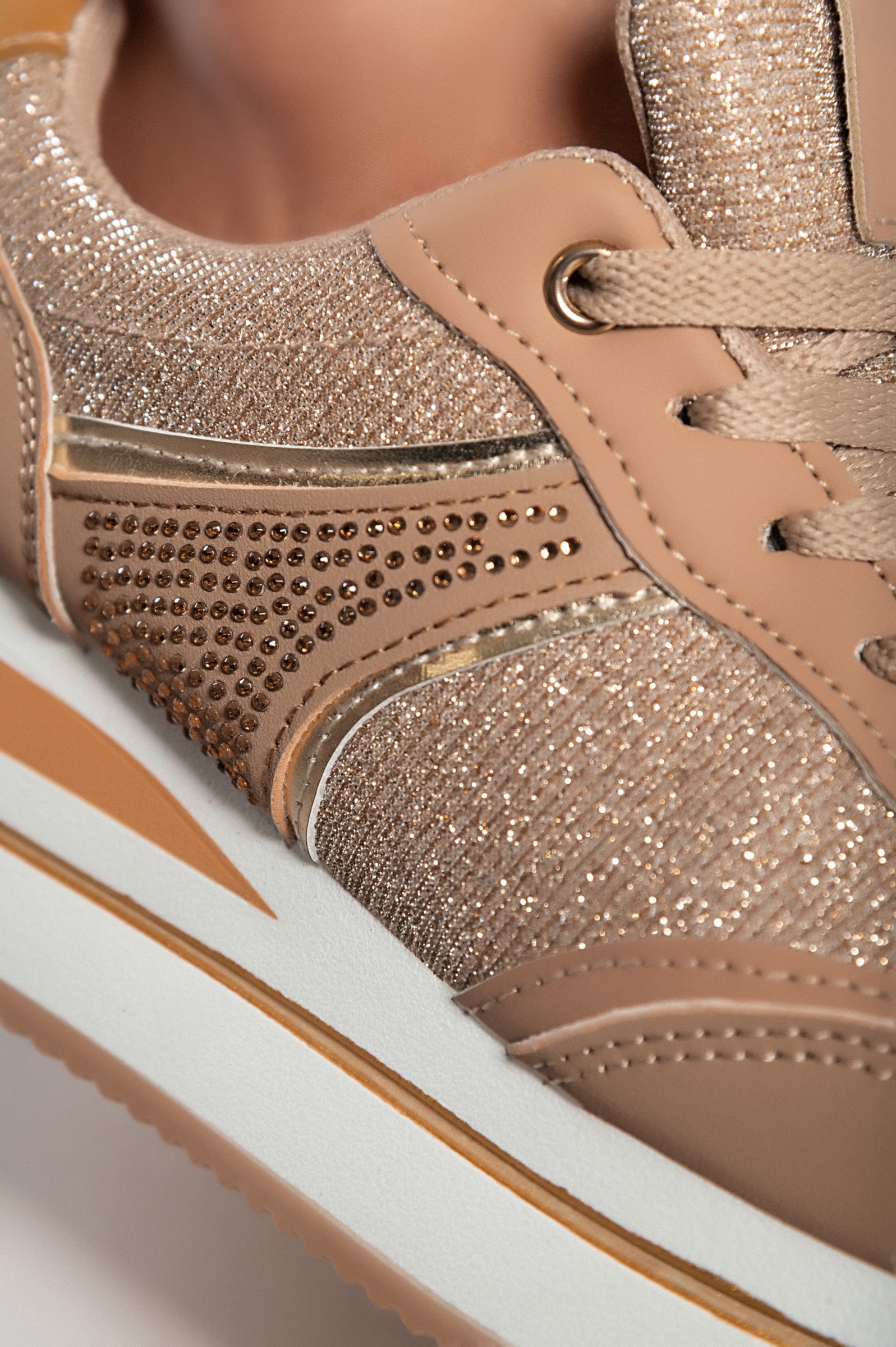 Glitter fashion sneakers 6007 in camel color with raised sole and laces, showcasing stylish design and comfort.