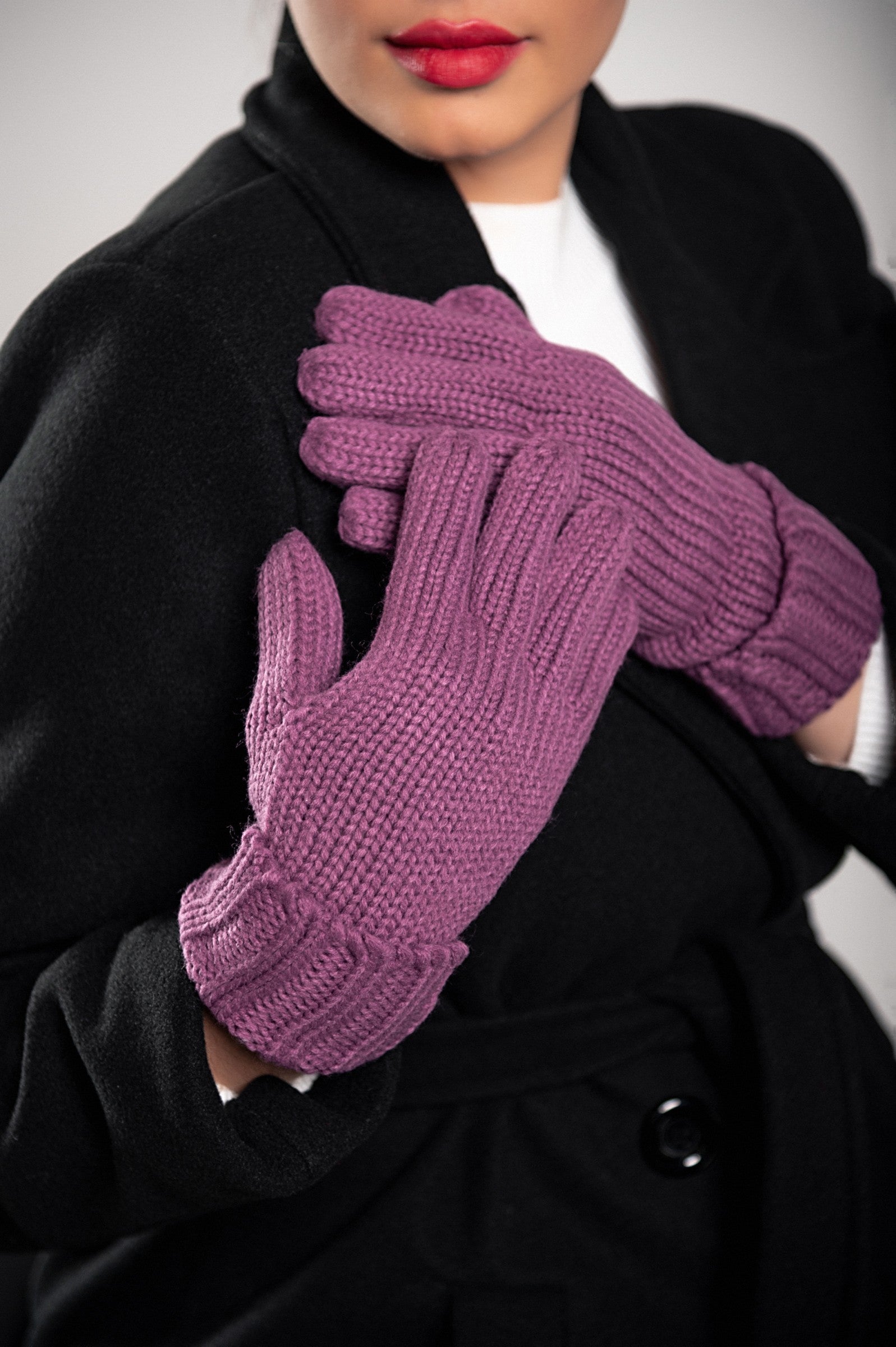 GLOVES ROBYN in VIOLET, beautifully knitted warm gloves with a wide hem at the wrist.