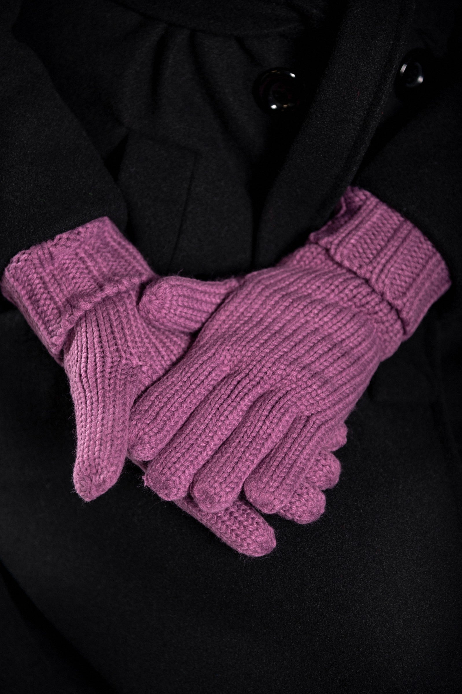 GLOVES ROBYN in VIOLET, beautifully knitted, warm acrylic gloves with a wide hem at the wrist.