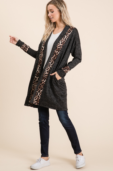 GRACY open front top featuring leopard contrast and long sleeves, made from soft hacci fabric.