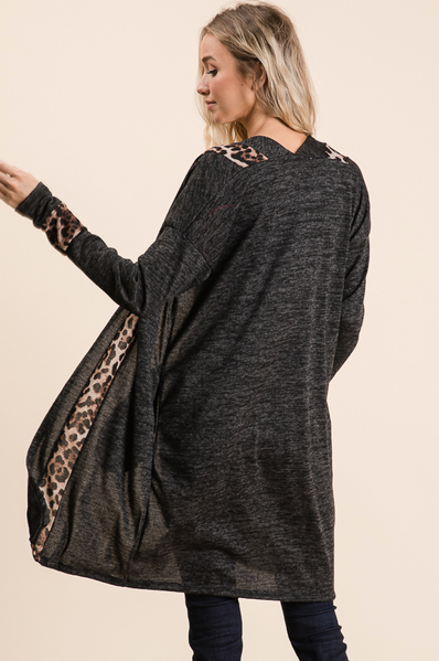 GRACY open front top featuring leopard contrast and long sleeves, made from soft hacci fabric.