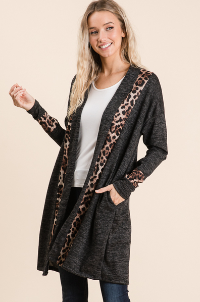 GRACY open front top featuring leopard contrast and long sleeves, made from soft hacci fabric.