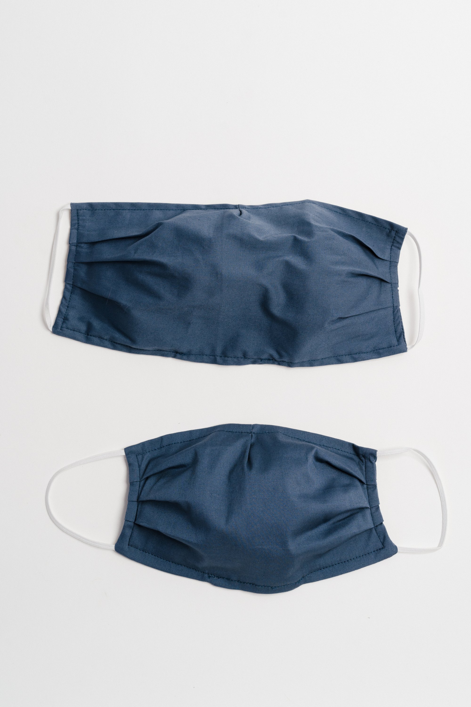 Gray Oxford Face Mask made from 100% cotton, featuring a pleated design for comfort and a pocket for filter insertion.