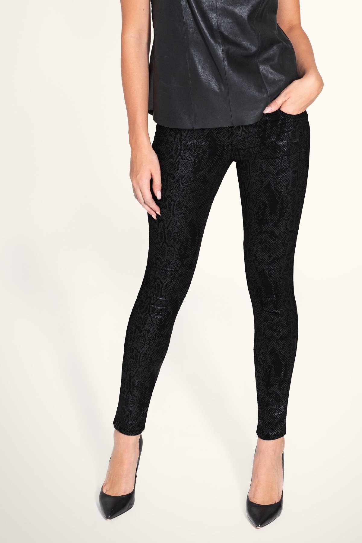 Hannah Skinny jeans in Love In Vain, featuring a low rise, tapered ankle, and signature embroidered back pocket.