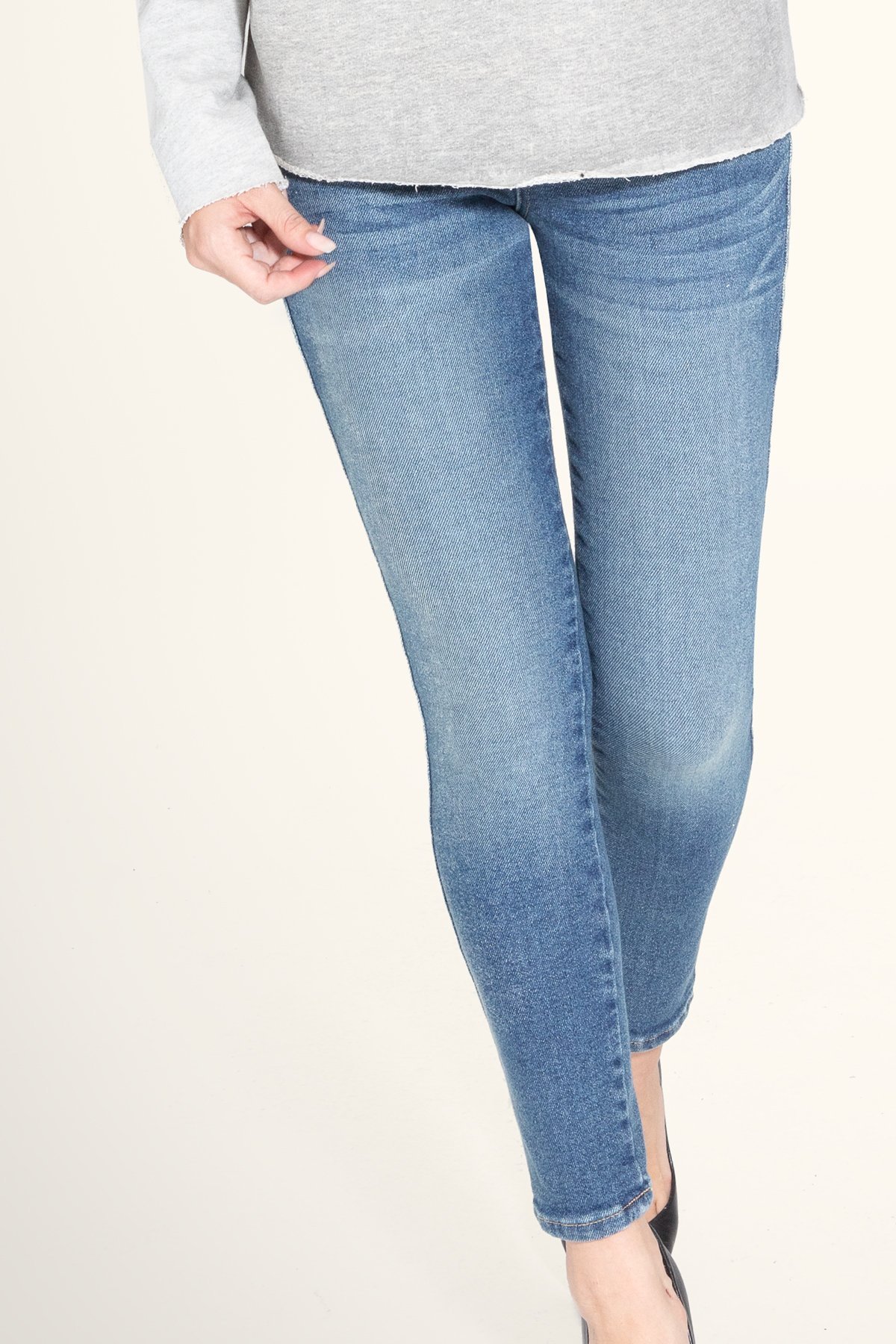 Hannah Skinny jeans in Respectable, featuring a low rise, tapered ankle, and signature embroidered back pocket.