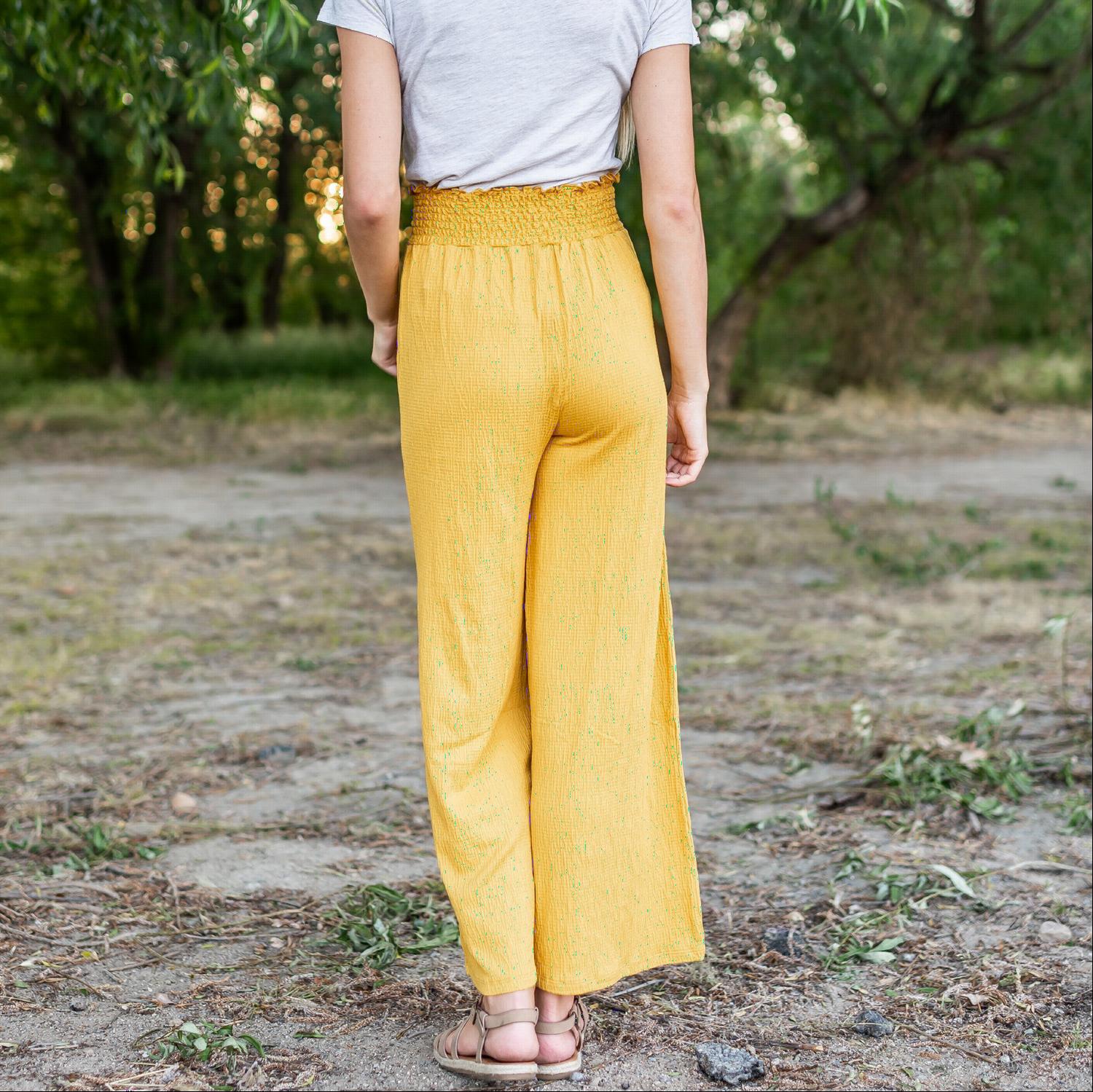 High Waist Relaxed Crinkled Pants in a light fabric, featuring a high waist and relaxed fit around the ankles, perfect for summer wear.