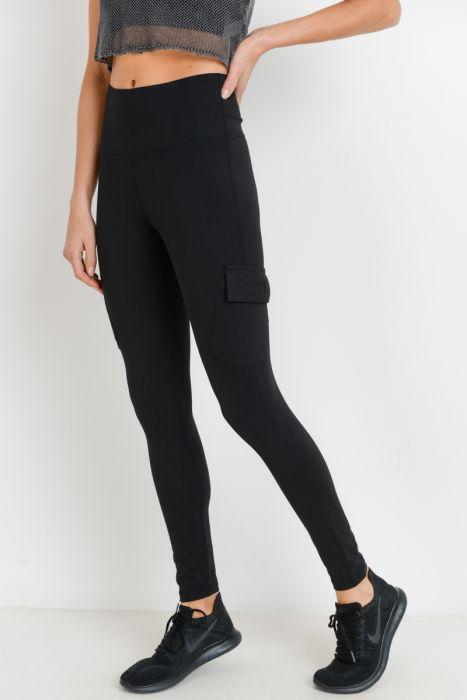 Highwaist cargo leggings featuring Velcro pockets, designed for comfort and style, showcasing a ribbed waistband and deep square pockets.