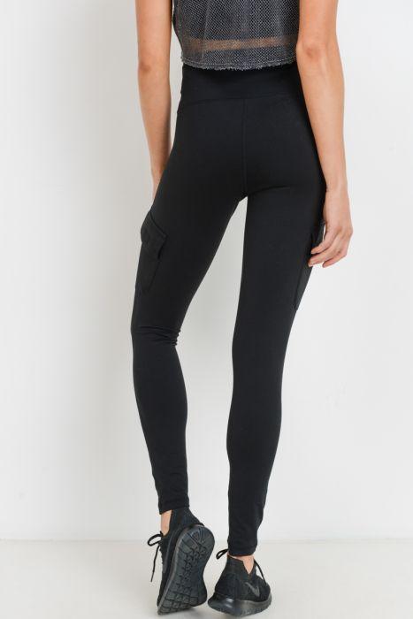 Highwaist cargo leggings featuring Velcro pockets, designed for comfort and style, showcasing a ribbed waistband and deep square pockets.