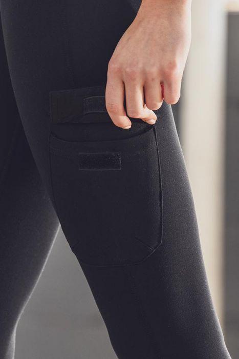 Highwaist cargo leggings featuring Velcro pockets, designed for comfort and style, showcasing a ribbed waistband and deep square pockets.