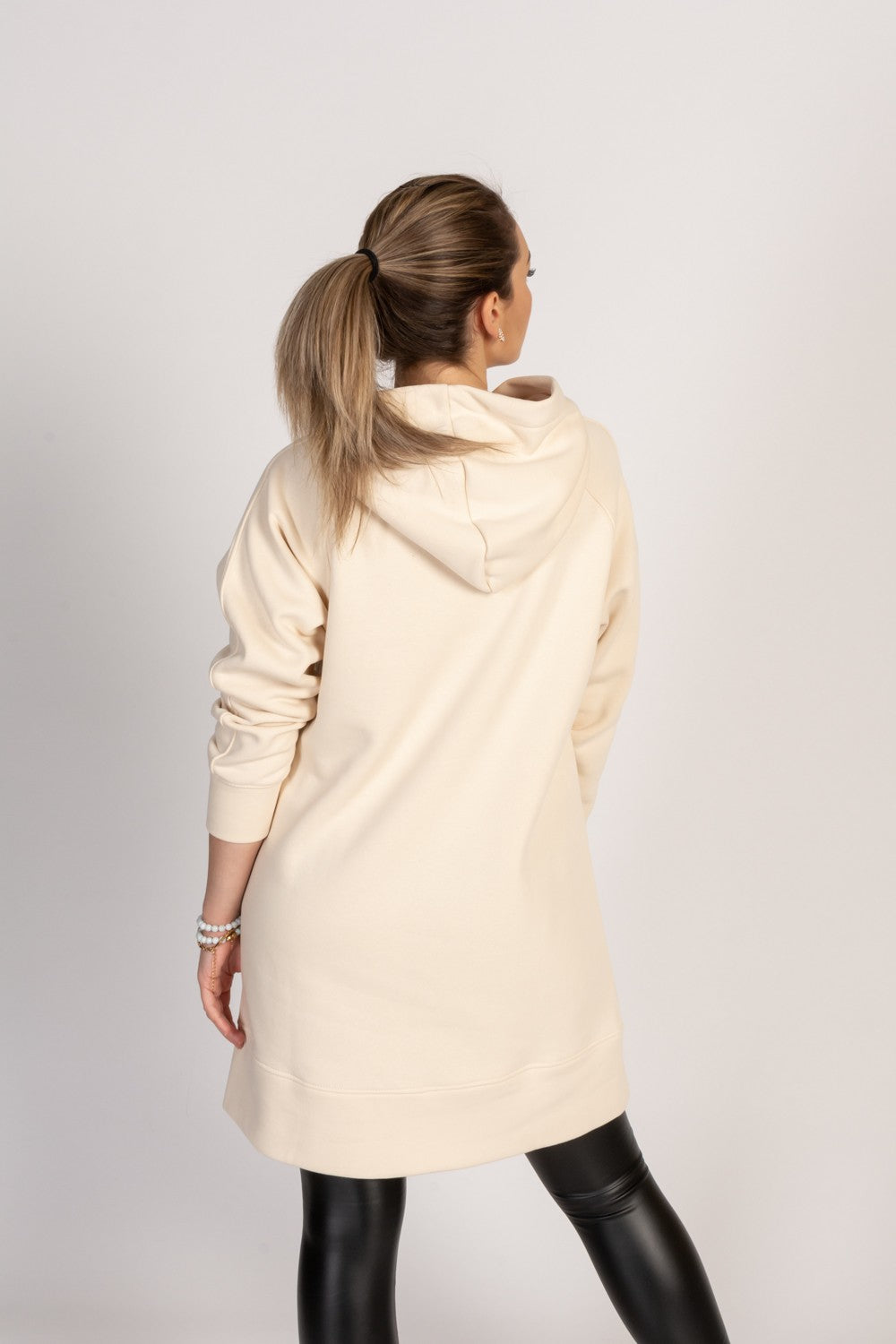 Cream hooded sports dress Monda featuring long sleeves and a loose fit, made from a warm cotton-polyester blend.