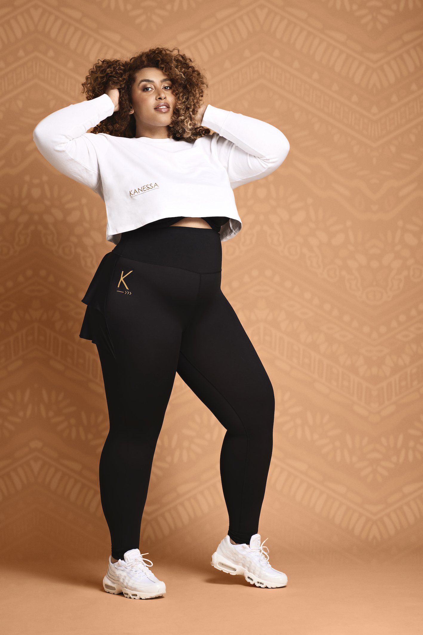 A pair of sleek black Hot Ballerina leggings designed for comfort and flexibility, featuring a high waist and a pocket for a smartphone.