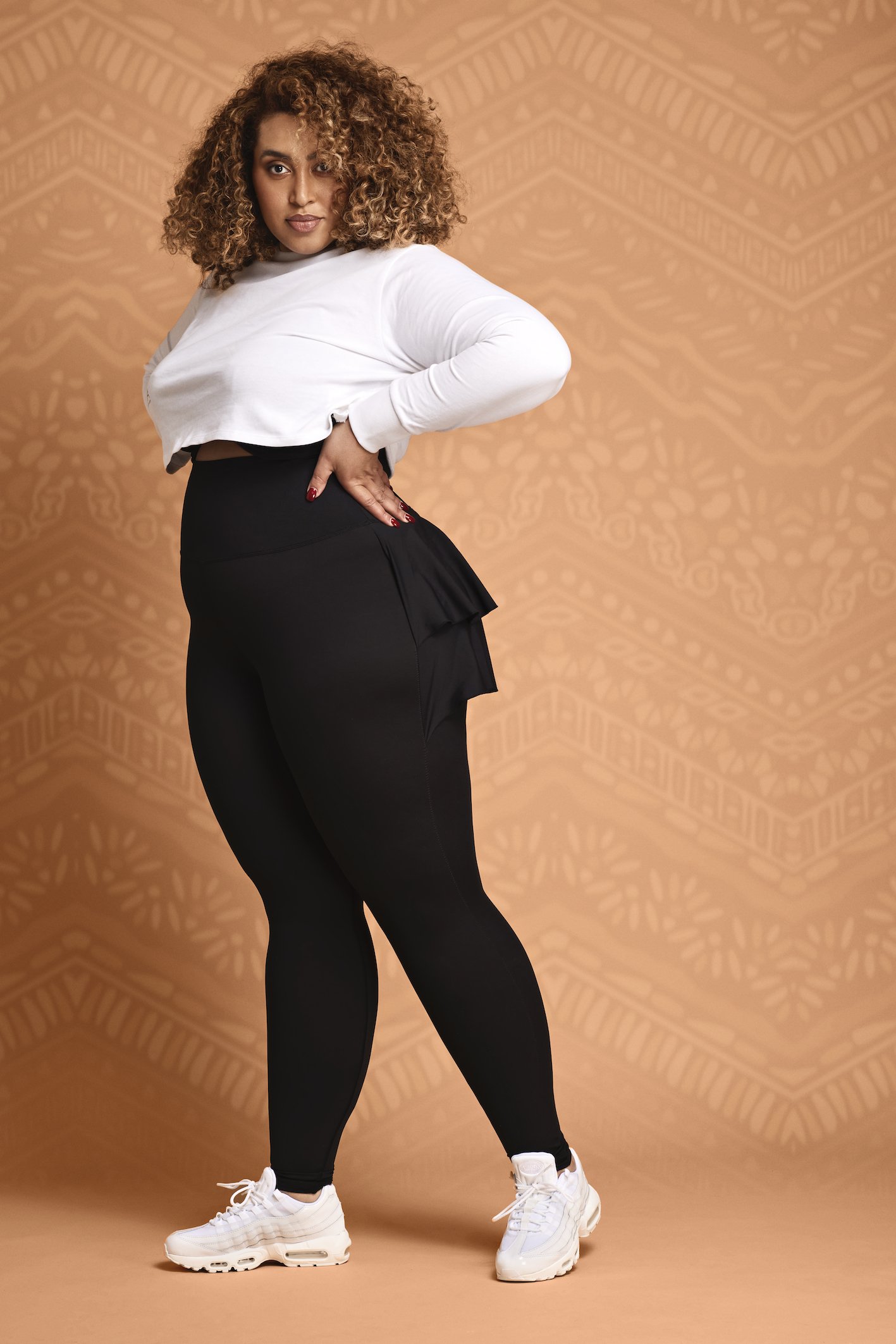 A pair of sleek black Hot Ballerina leggings designed for comfort and flexibility, featuring a high waist and a pocket for a smartphone.