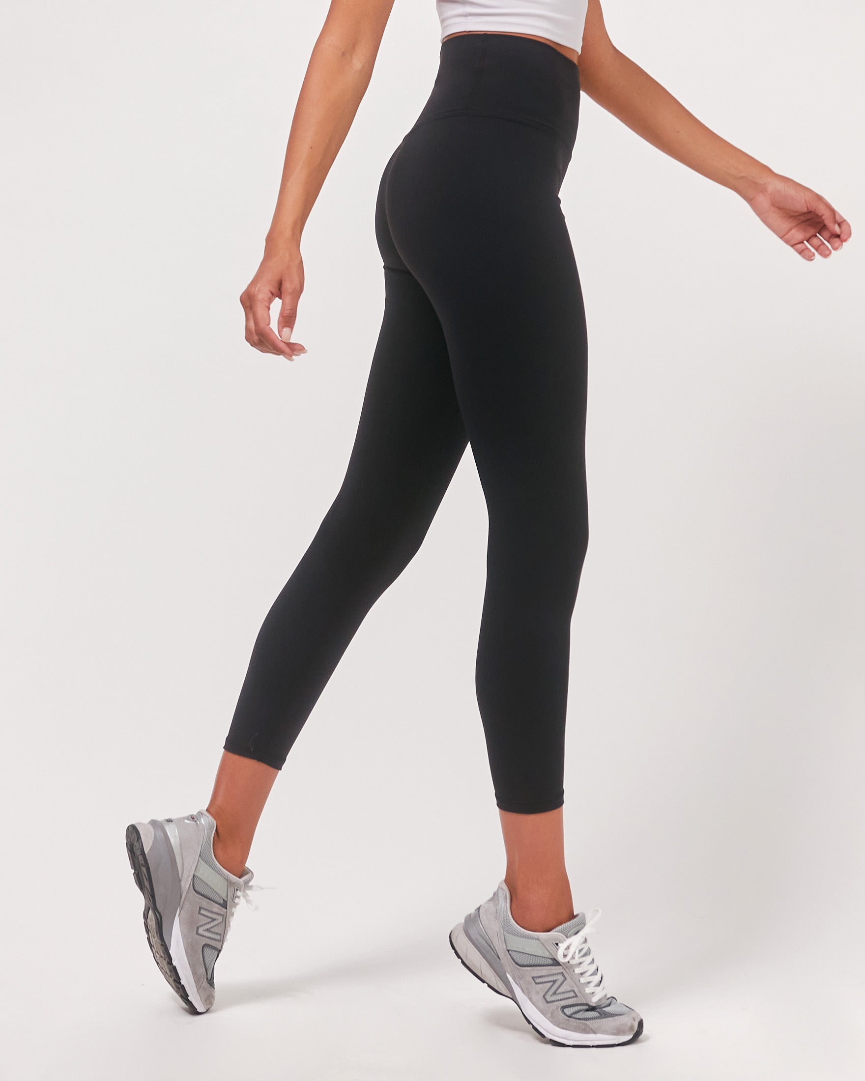 A pair of black Hybrid Cloudlux Leggings with a high waist and seamless design, showcasing V-shaped seams at the back for a flattering fit.