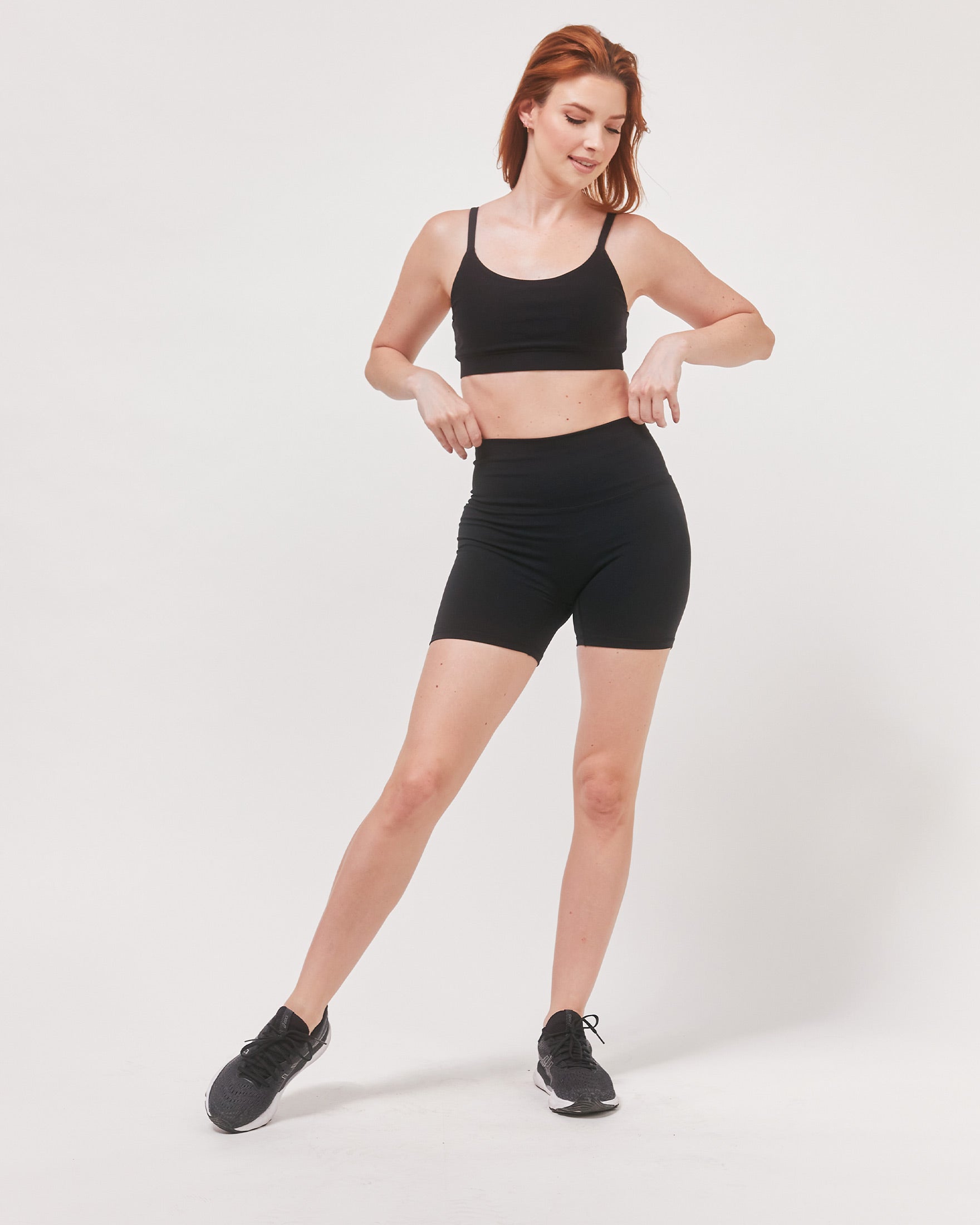 A pair of stylish Hybrid Short High Waist 4" leggings in a breathable fabric, featuring seamless design and V-shaped seams for a flattering fit.