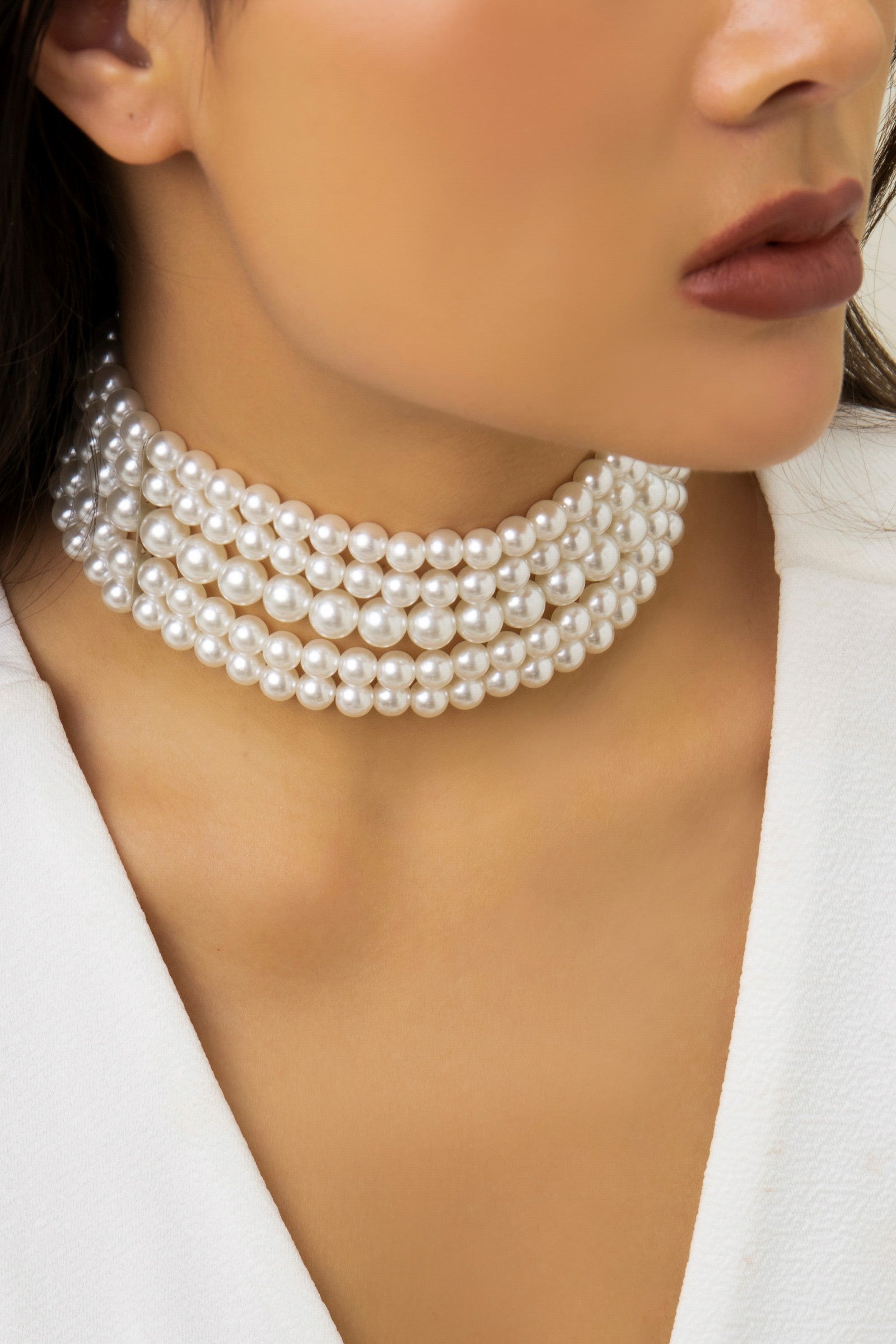 Elegant white imitation pearl necklace with metal lobster clasp, showcasing a classic design.