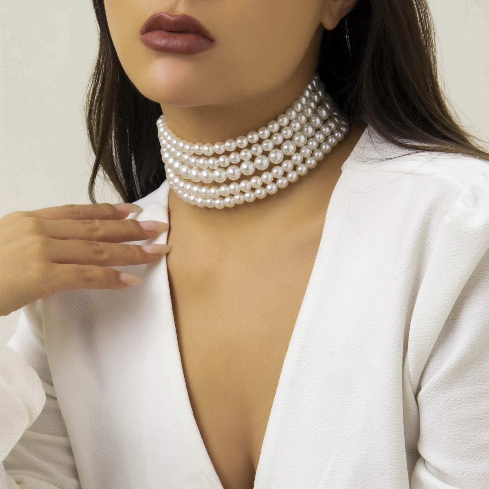 Elegant white imitation pearl necklace with metal lobster clasp, perfect for enhancing any outfit.