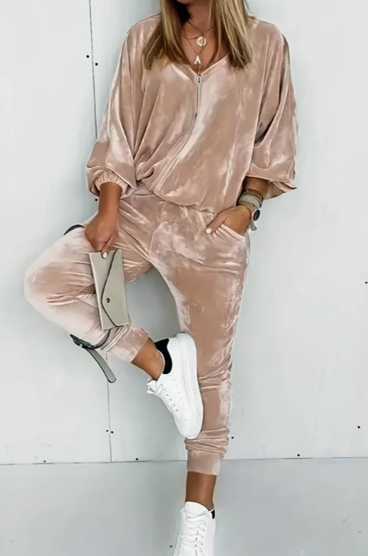 Beige imitation velvet tracksuit featuring a zip-up jacket and long pants with elastic waist and side pockets.