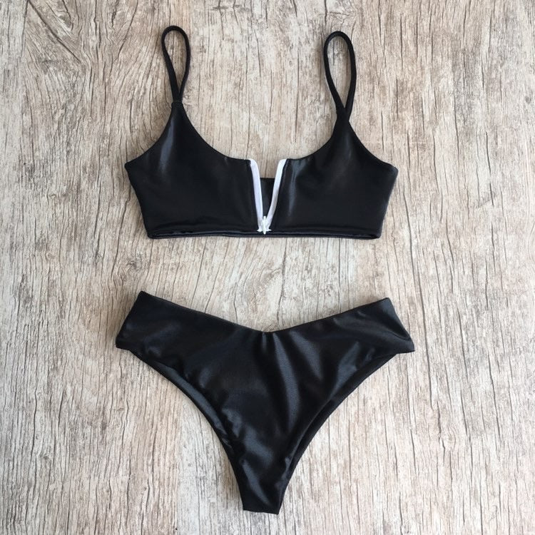 JONES BOTTOMS in faux leather, featuring a cheeky cut and zip-up fastening, perfect for stylish swimwear.