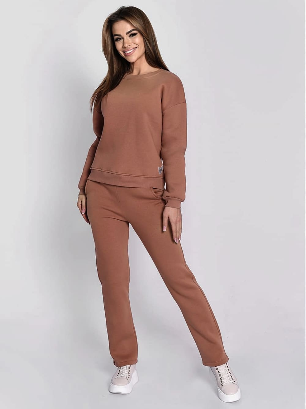 Ladies' insulated beige tracksuit top and loose pants set, featuring a long-sleeved sweatshirt and comfortable trousers with pockets.