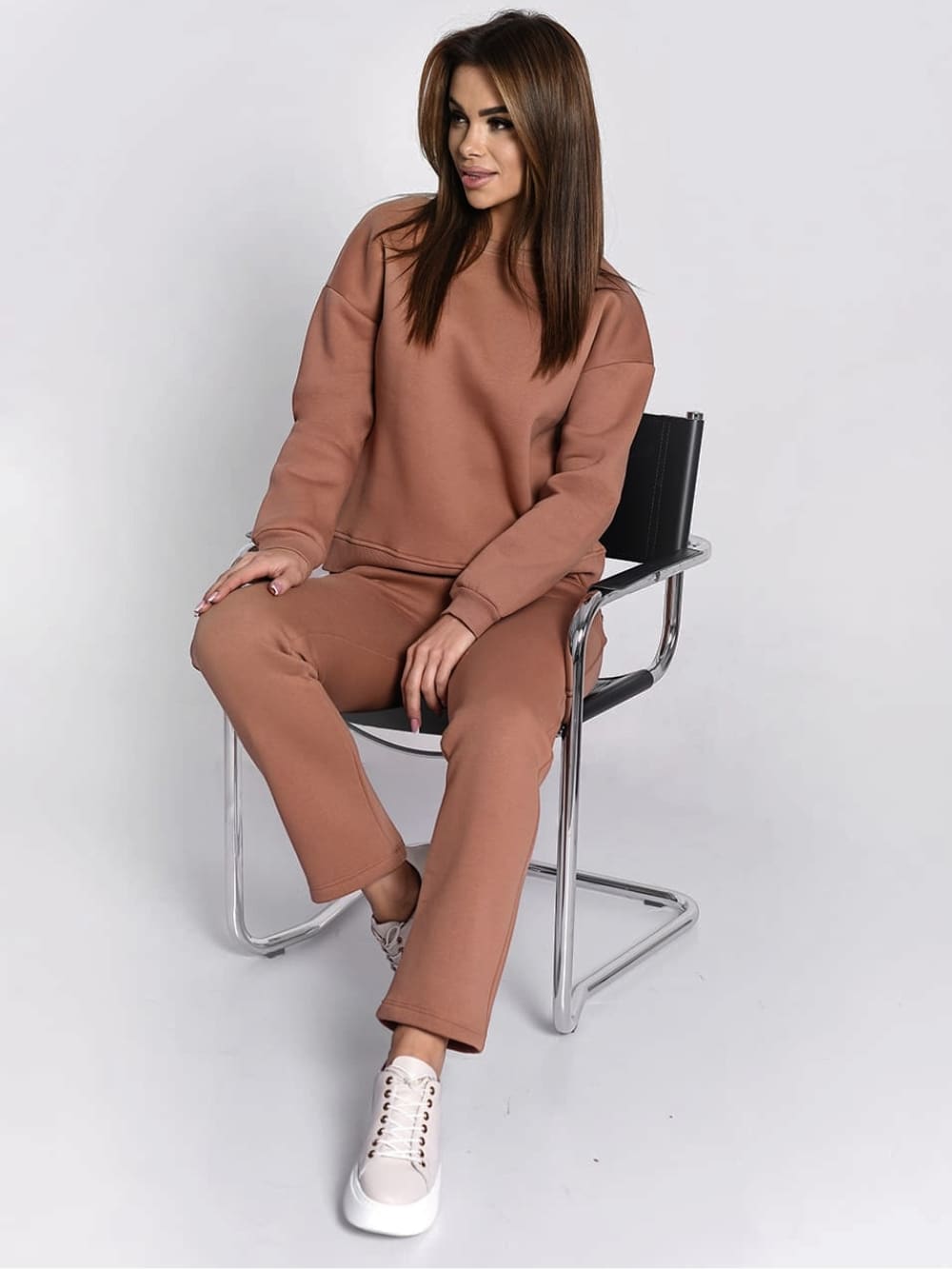 Ladies' insulated beige tracksuit top and loose pants set, featuring a long-sleeved sweatshirt and comfortable trousers with pockets.