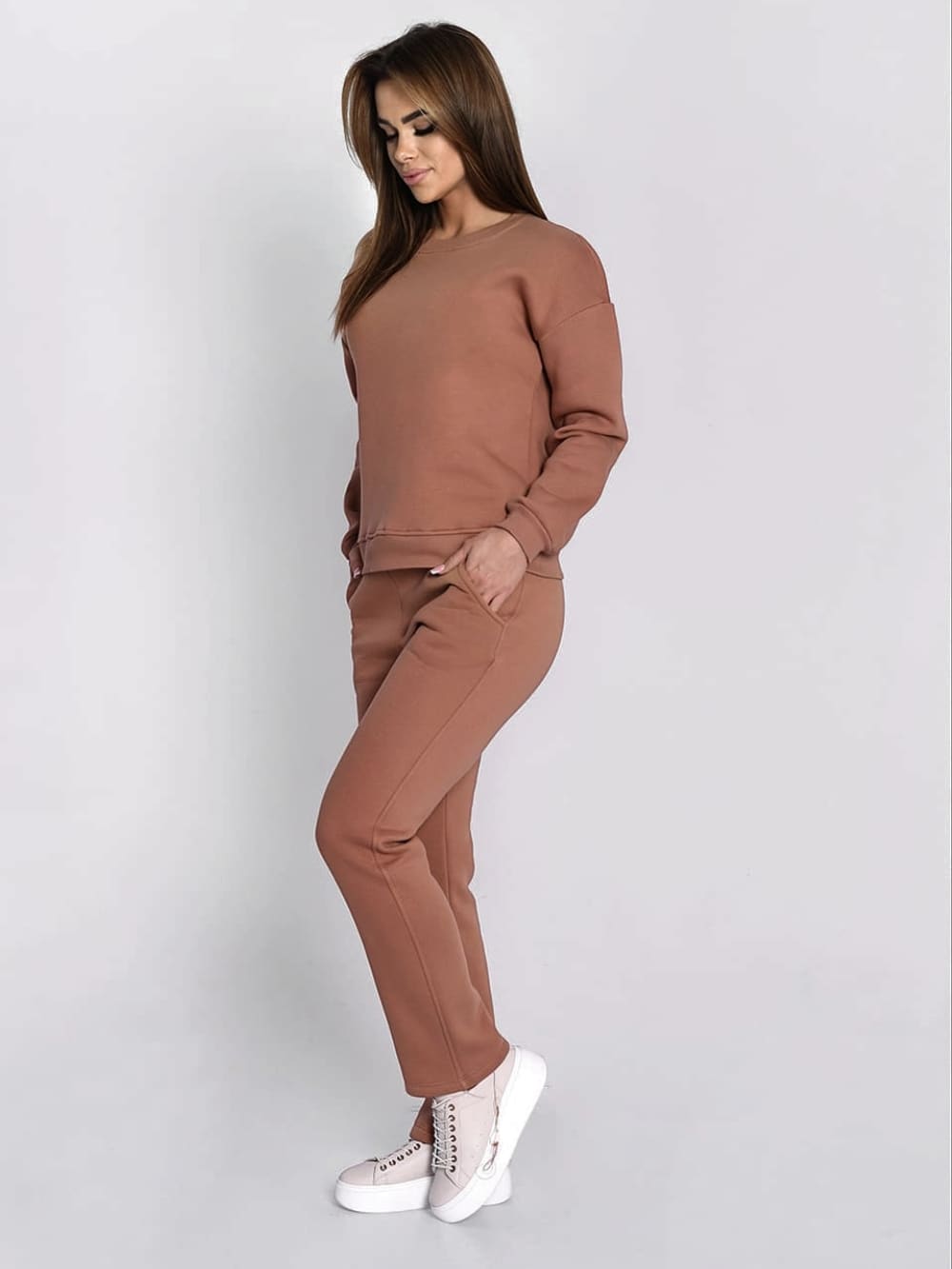 Ladies' insulated beige tracksuit top and loose pants set, featuring a long-sleeved sweatshirt and comfortable trousers with pockets.