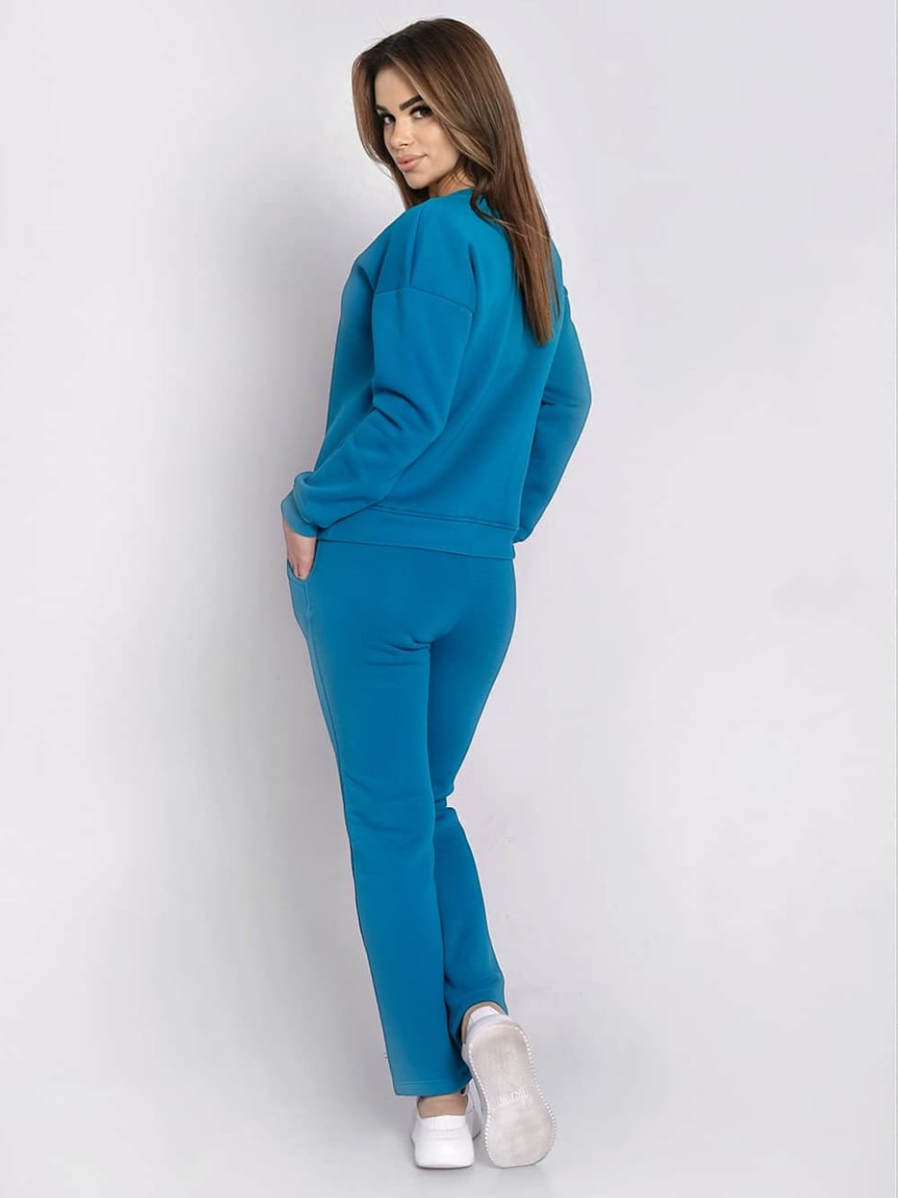 Ladies' turquoise insulated tracksuit top and loose pants set, featuring a long-sleeved sweatshirt and comfortable trousers with pockets.