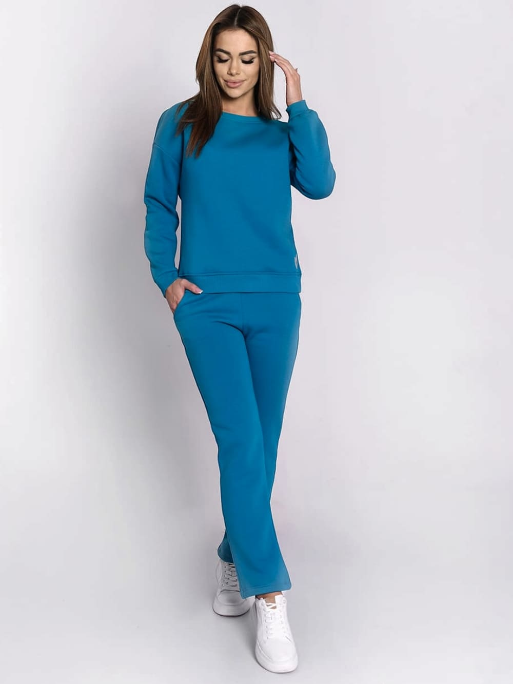 Ladies' turquoise insulated tracksuit top and loose pants set, featuring a long-sleeved sweatshirt and comfortable trousers with pockets.