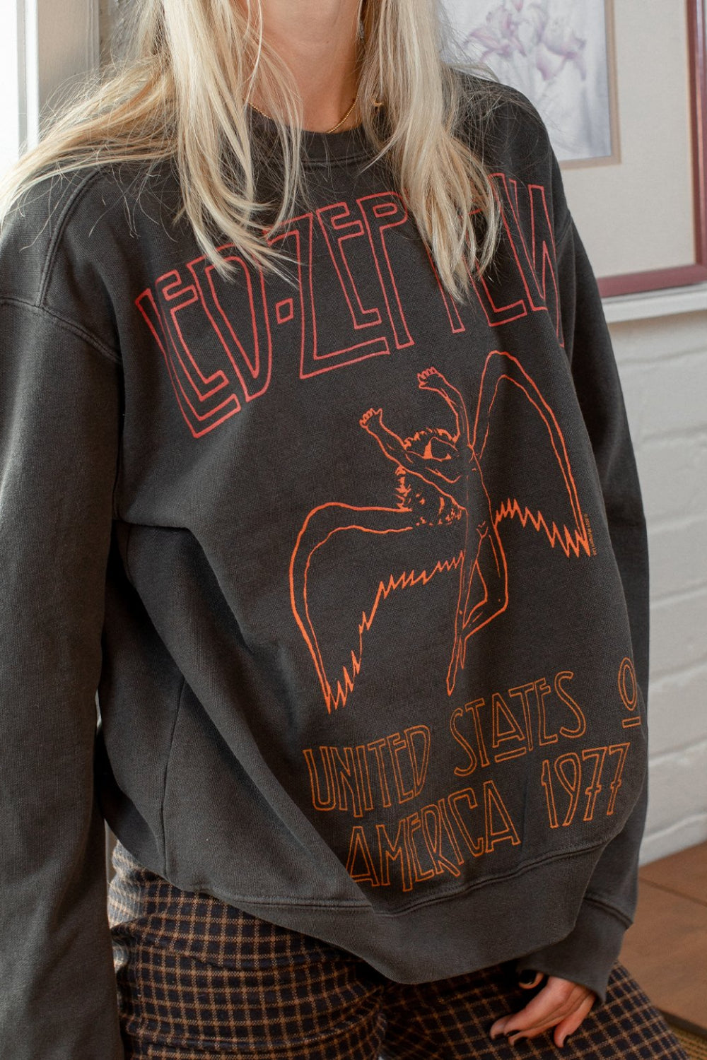 Led Zeppelin USA 1977 Sweatshirt in washed black color with raglan sleeves and iconic graphic design.