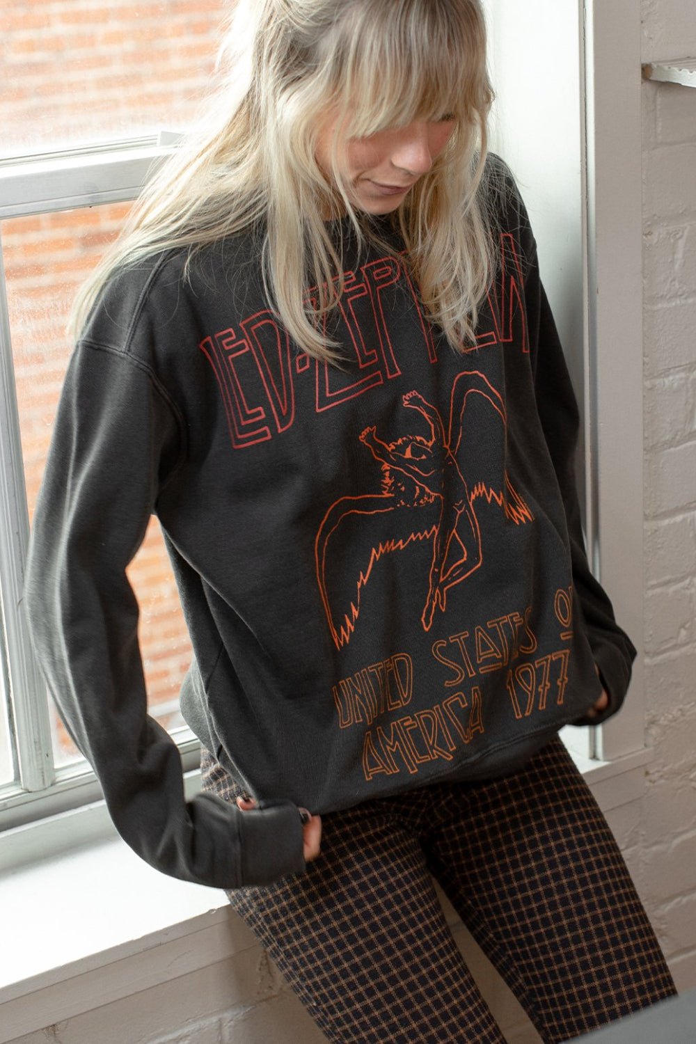 Led Zeppelin USA 1977 Sweatshirt in washed black color with raglan sleeves and iconic graphic design.