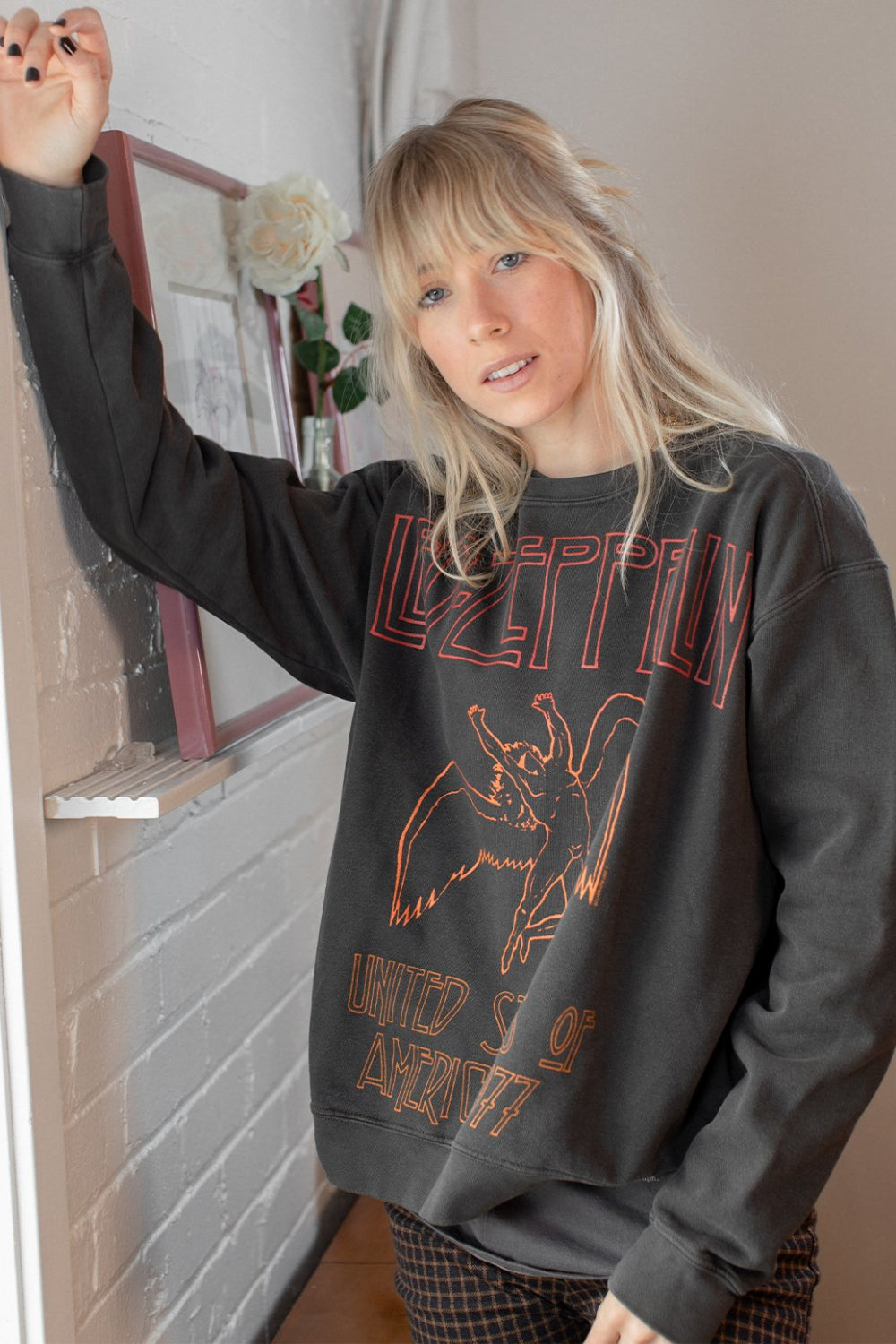 Led Zeppelin USA 1977 Sweatshirt in washed black color with raglan sleeves and iconic graphic design.