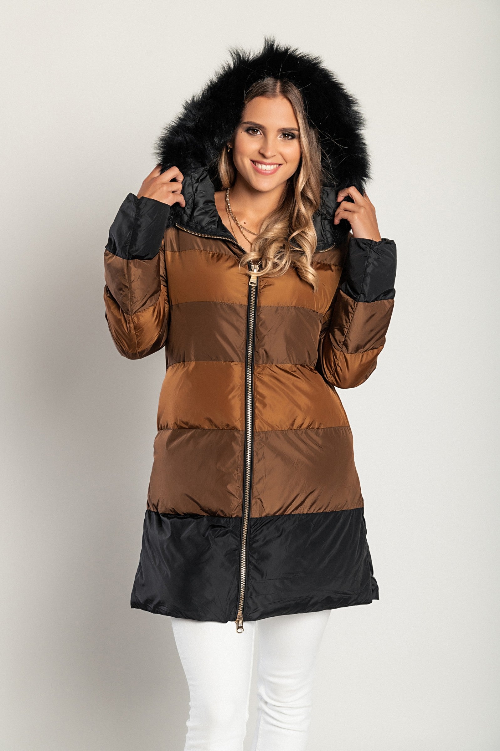 Long camel jacket with hood featuring faux fur trim and zip closure, designed for warmth and style.