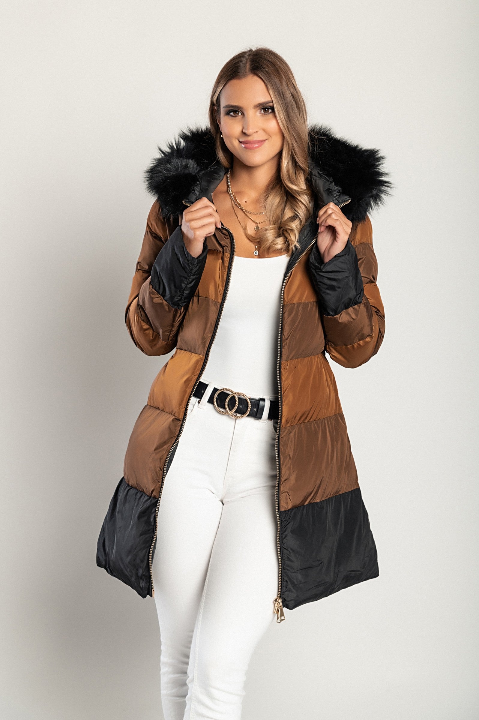 Long camel jacket with hood featuring faux fur trim and zip closure, designed for warmth and style.