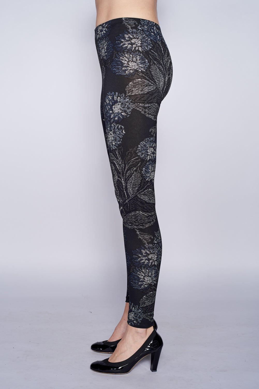 Long Legging Venice Print featuring floral design in navy, grey, black, and ivory shades, showcasing a comfortable fit and wide elastic waistband.