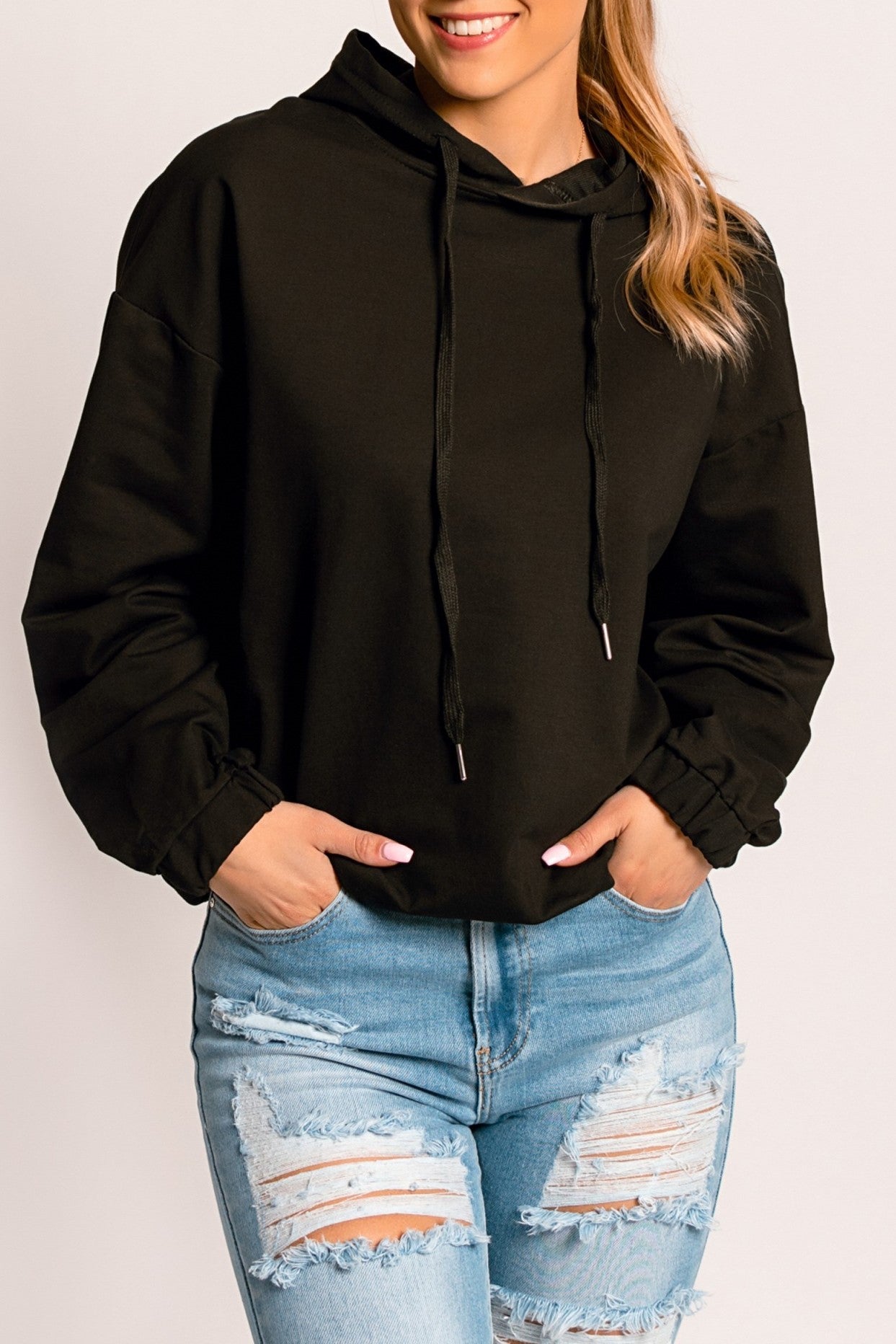 Long black sports shirt with hood and long sleeves, featuring a drawstring and elastic finish, perfect for workouts and casual wear.