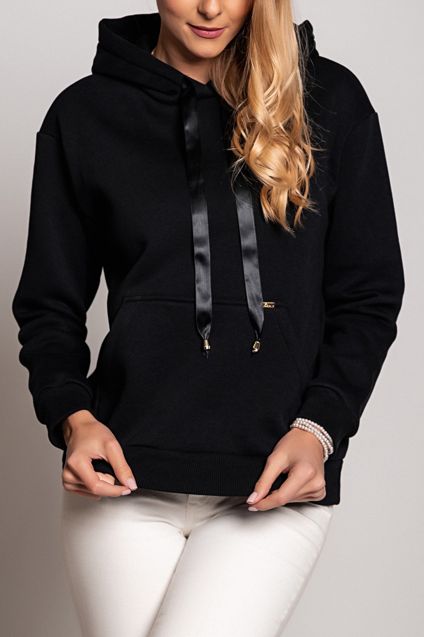 Long-sleeved hooded sport cotton T-shirt with wide straps in a stylish design, made from soft organic cotton, perfect for sports and leisure activities.