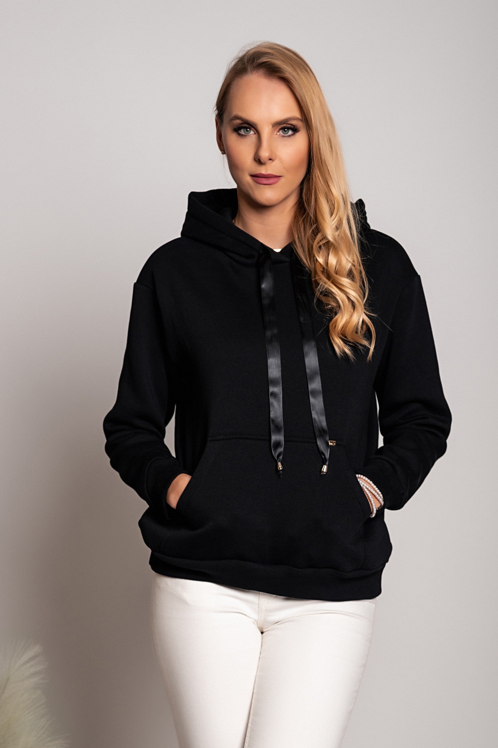 Long-sleeved hooded sport cotton T-shirt with wide straps in a stylish design, made from soft organic cotton, perfect for sports and leisure activities.