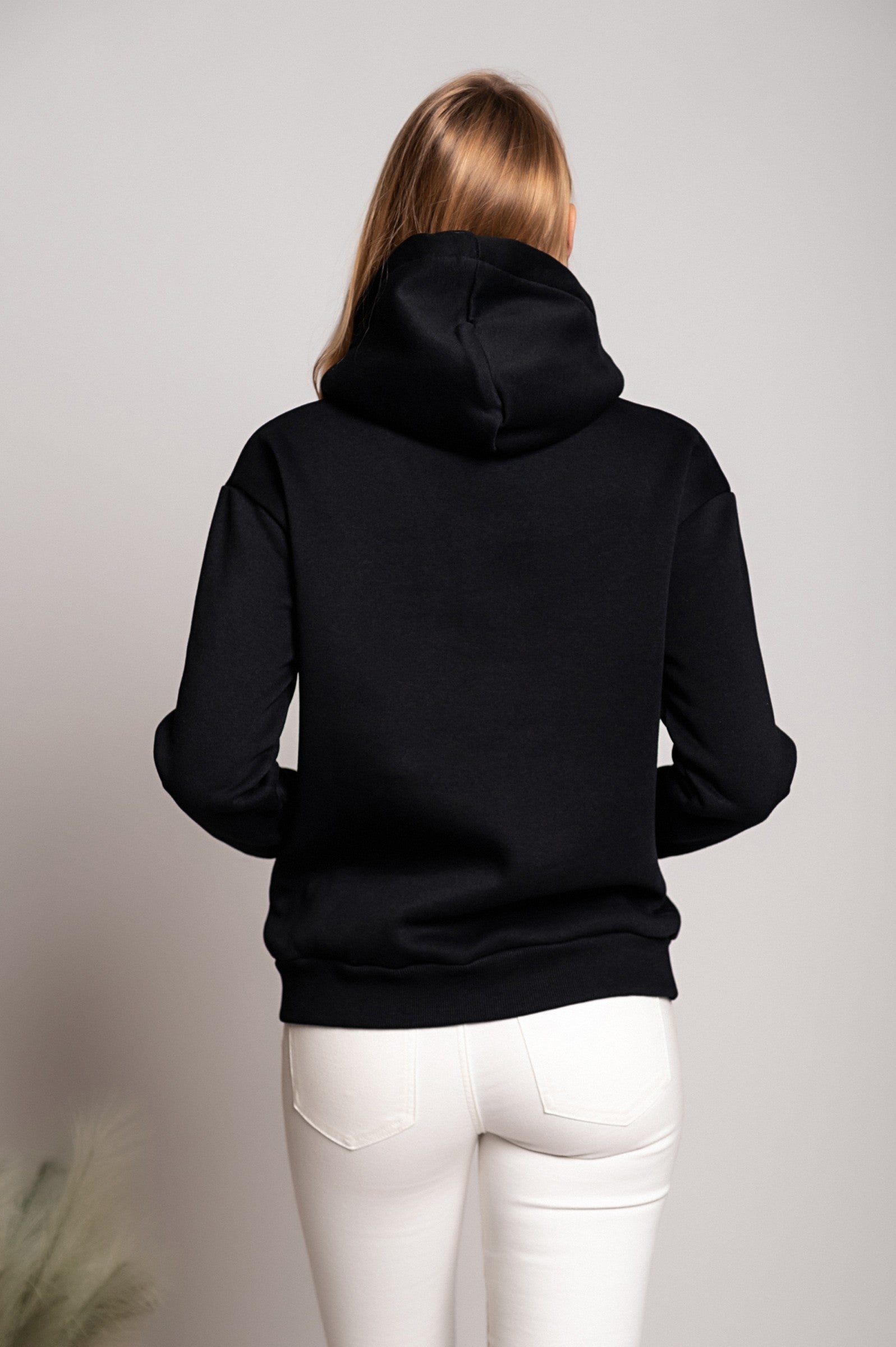 Long-sleeved hooded sport cotton T-shirt with wide straps in a stylish design, made from soft organic cotton, perfect for sports and leisure activities.